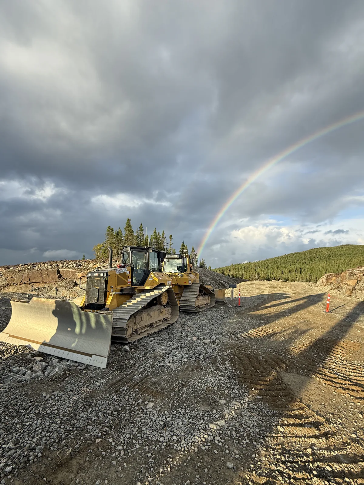 Bouteur sous l'arc-en-ciel — Bouteur Caterpillar sur un chantier, sous un arc-en-ciel.