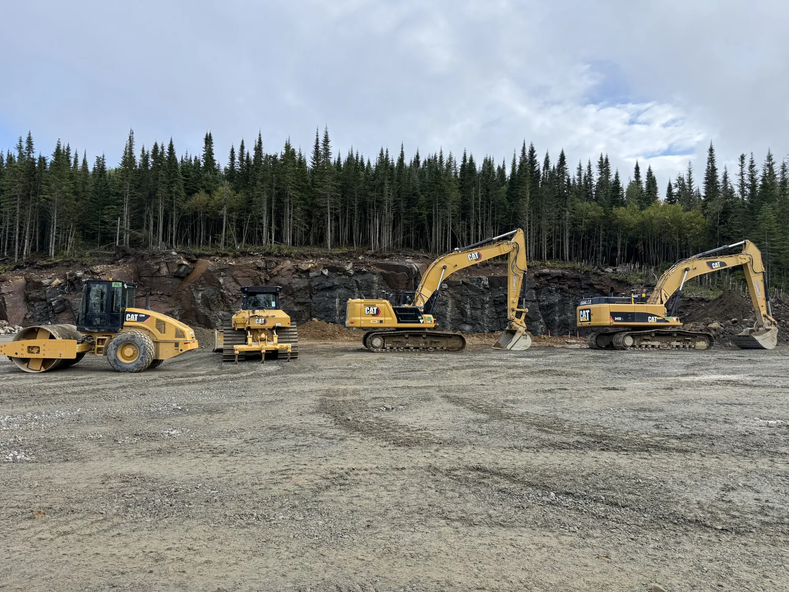 Mobilisation de chantier — Pelles, bouteur et rouleau compacteur Caterpillar prêts à intervenir sur le site.