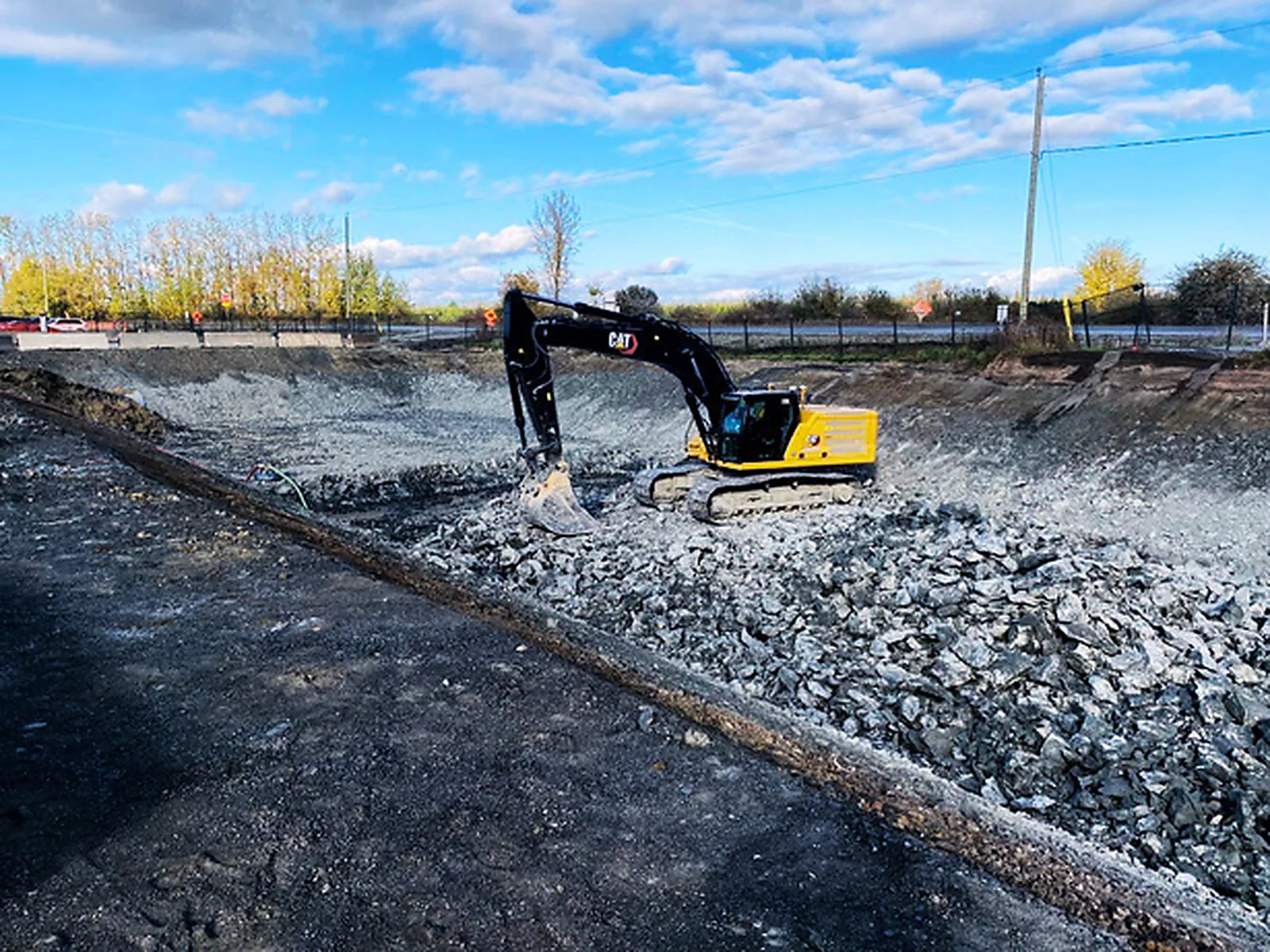 Remblai de pierre — Pelle Caterpillar en mise en place d'un remblai de pierre concassée.