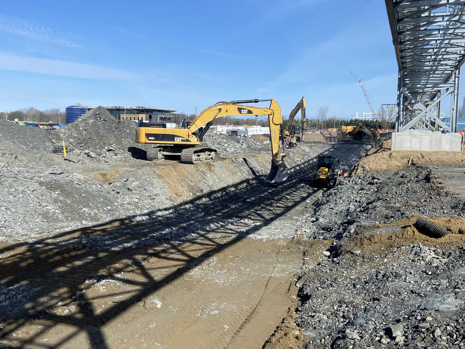 Tranchée en chantier industriel — Pelles Caterpillar en tranchée sur un chantier industriel.