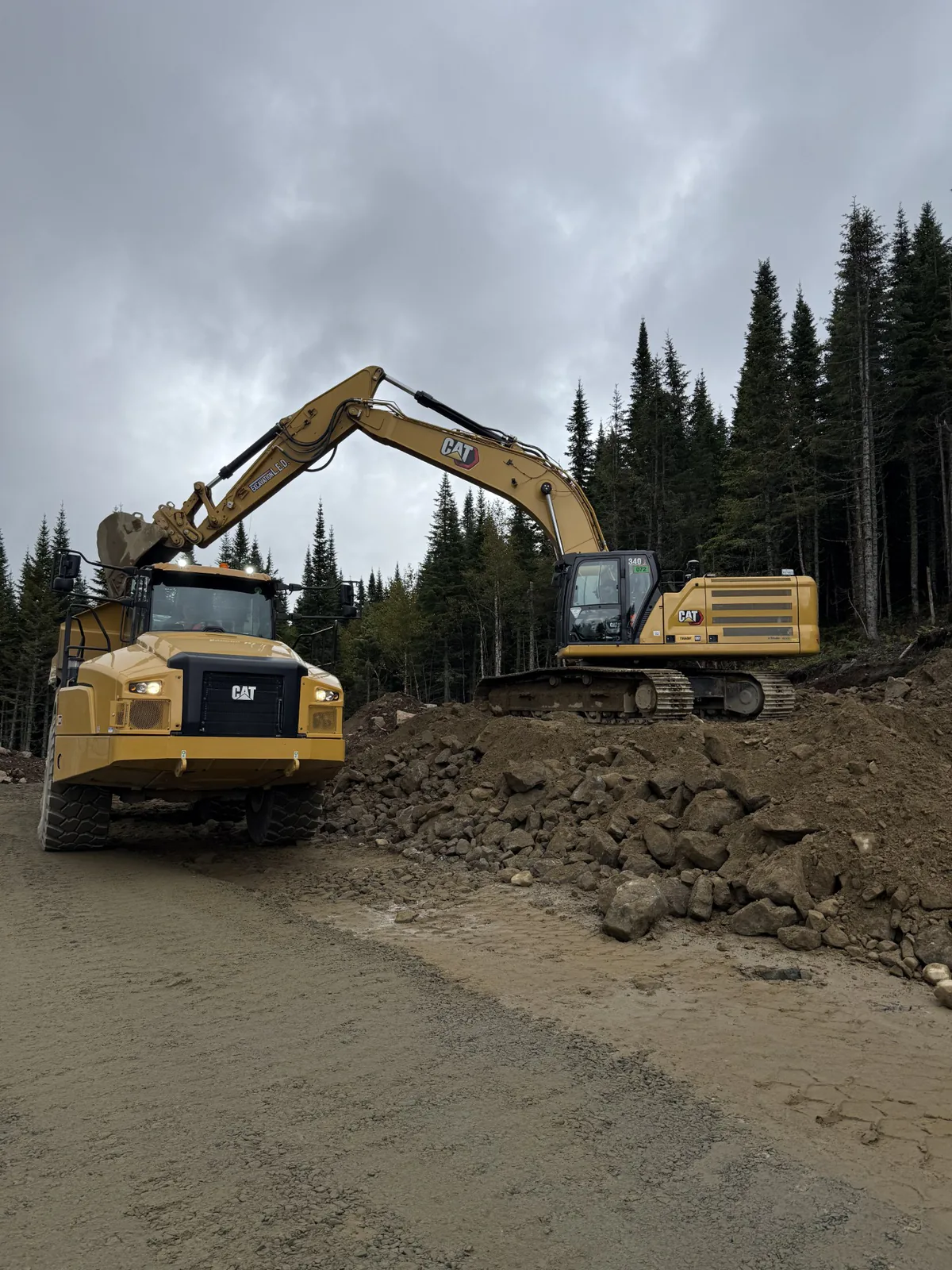 Chemin d'accès — Construction d'un chemin d'accès avec pelle et camion articulé.